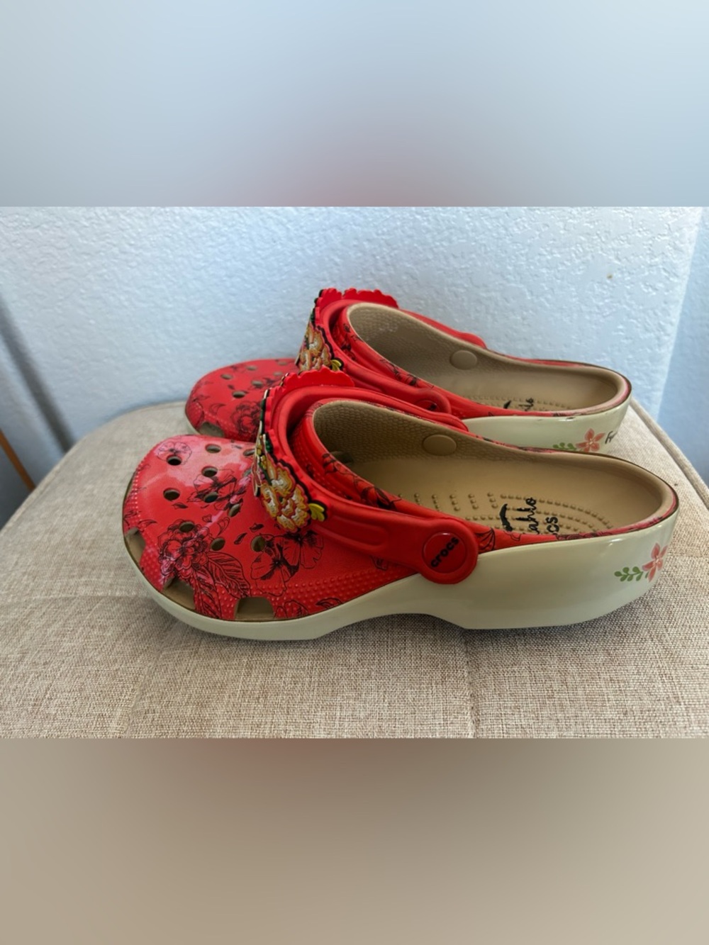 CROCS Red Floral Slingback Sandals with Cream Soles - Frida Kahlo size 7 - Picture 3 of 6